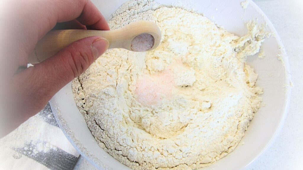 sól dodawana do miski z mąką i zakwasem na tradycyjny chleb na zakwasie