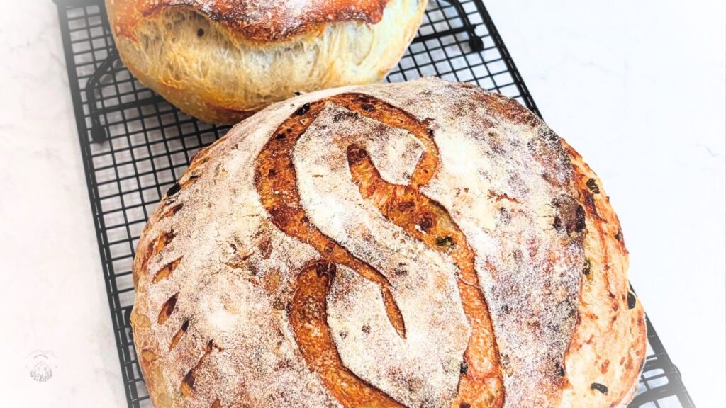 gotowy tradycyjny chleb na zakwasie na kratce do studzenia