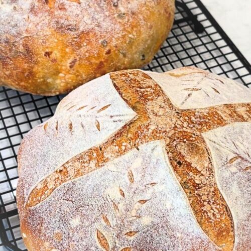 gotowe tradycyjny chleb na zakwasie na kratce do studzenia