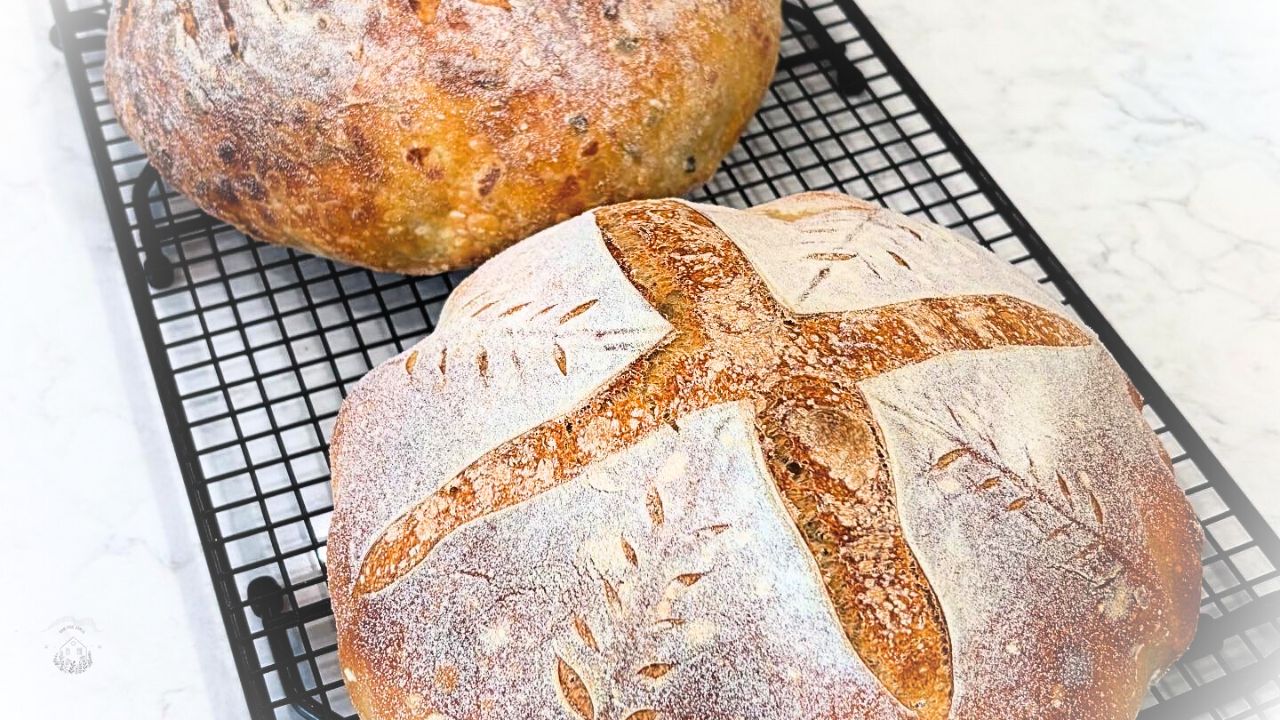 gotowe tradycyjny chleb na zakwasie na kratce do studzenia