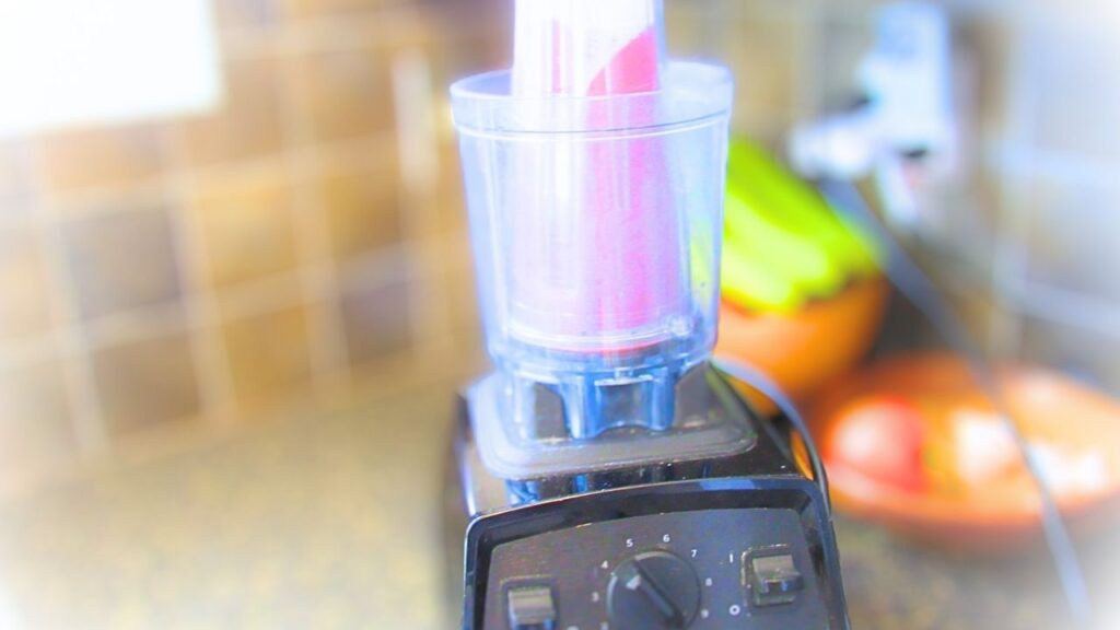 Vitamix robiący smoothie czereśniowe