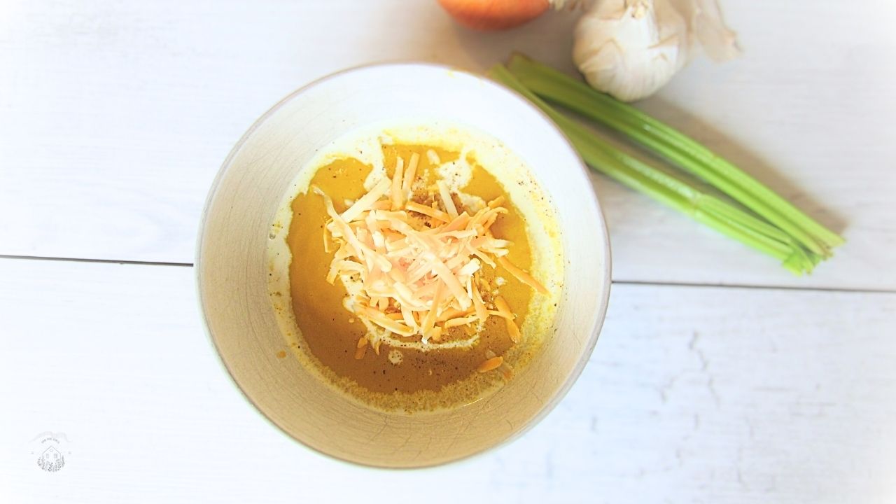 miska, w której jest przepyszna zupa krem z selera posypana serem