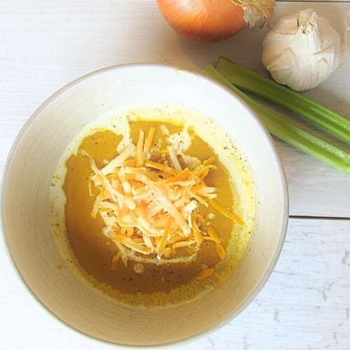 miska, w której jest przepyszna zupa krem z selera ze startym serem