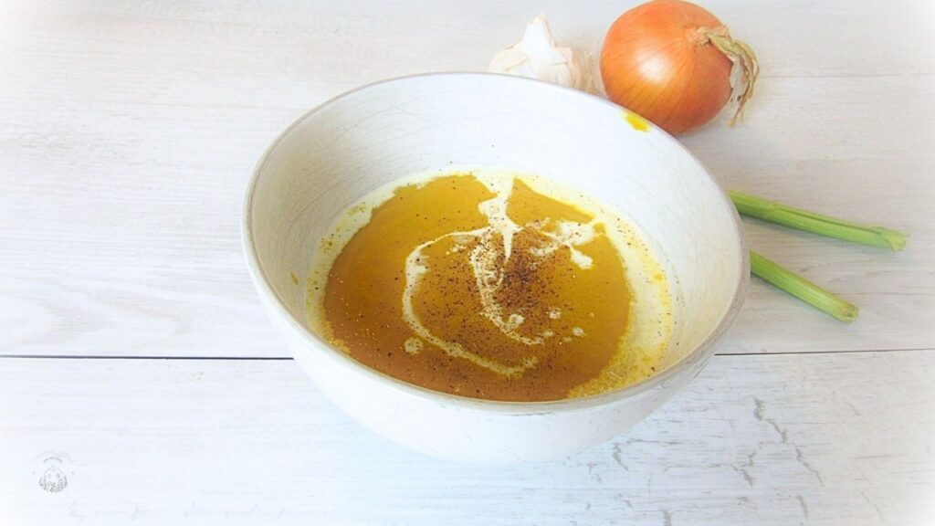 miska, w której jest przepyszna zupa krem z selera