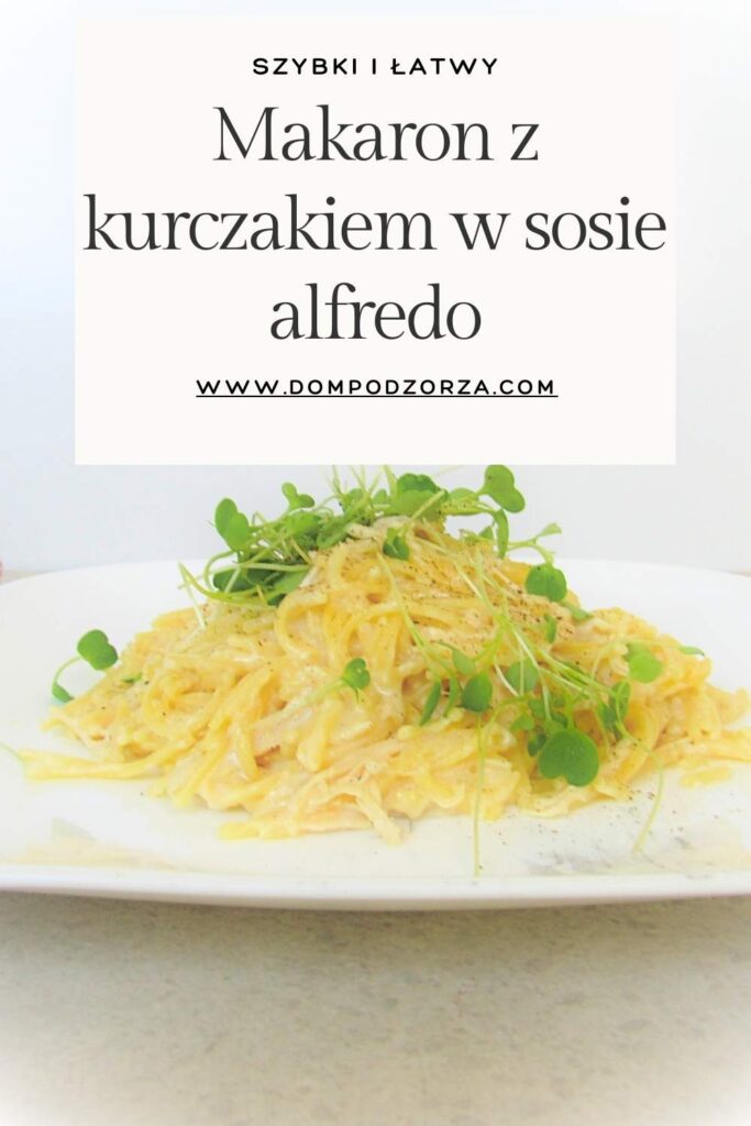 łątwy makaron w sosie alfredo na biały talerzu PIN