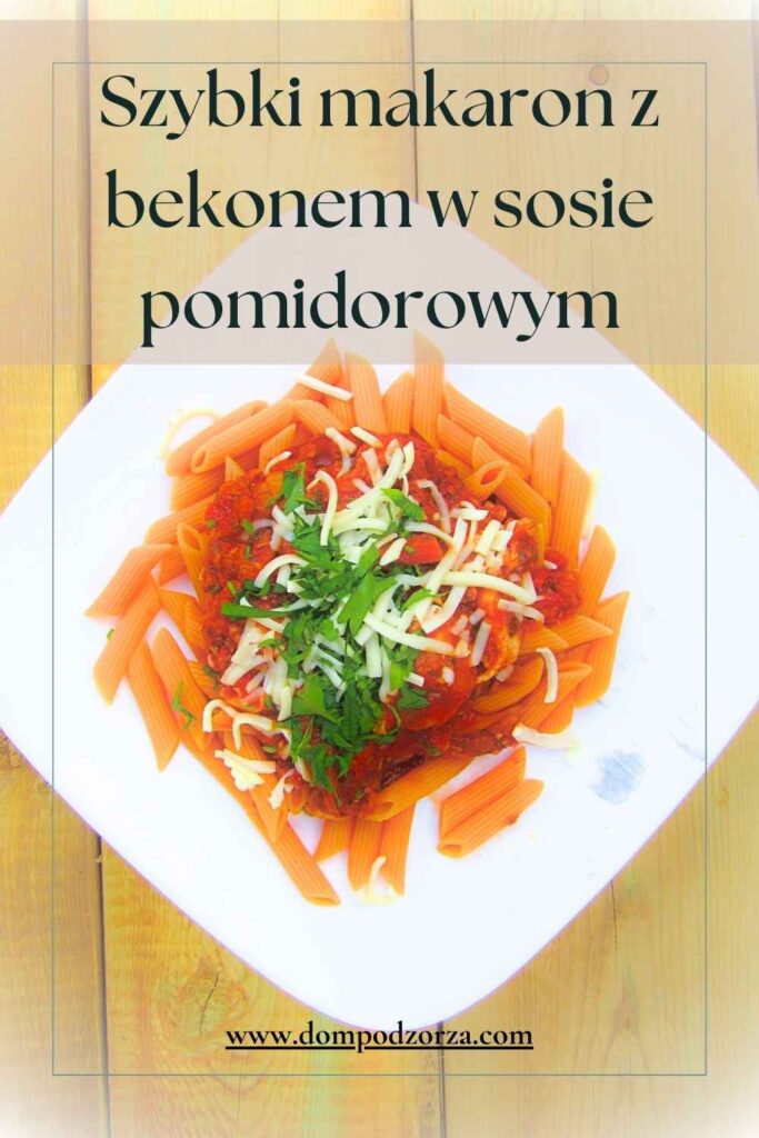 szybki makaron z bekonem na talerzu na drewnianym stole PIN