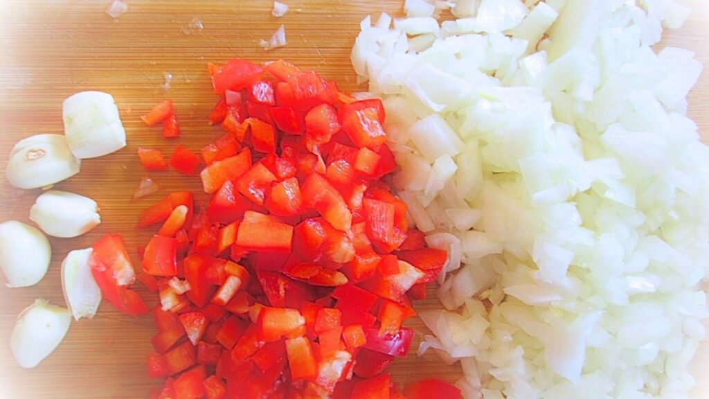 poszatkowana cebula, czosnek i papryka