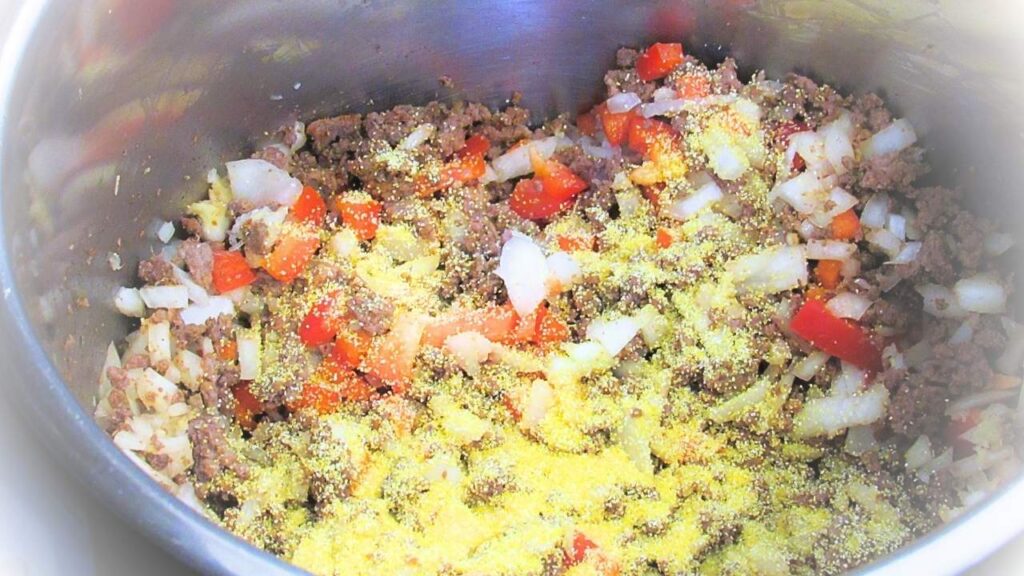 mięso mielone z innymi składnikami na chili con carne