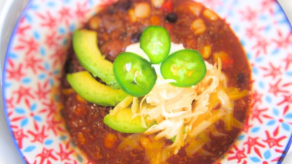 chili con carne w misce z dodatkami