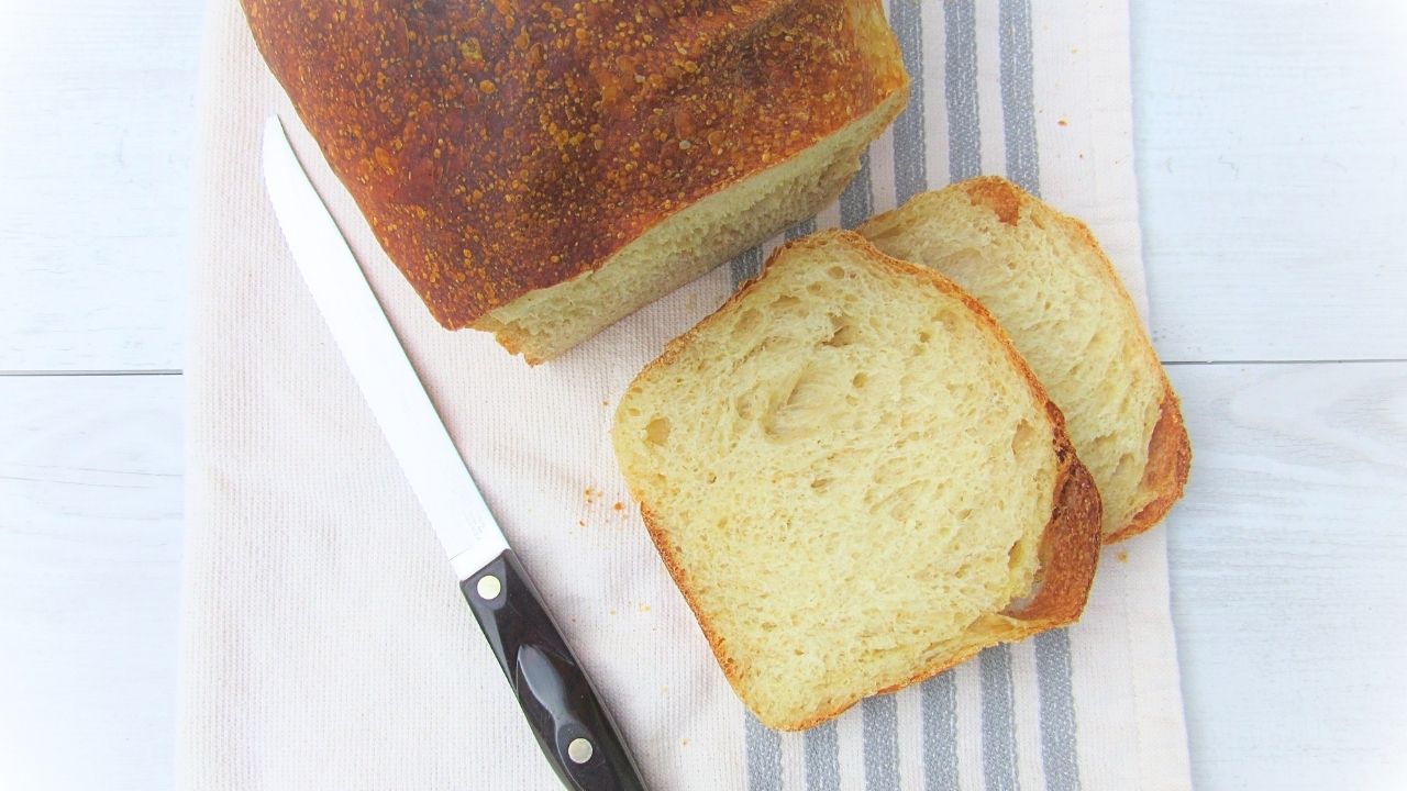 puszysty chleb tostowy na zakwasie i ukrojone dwie pajdy