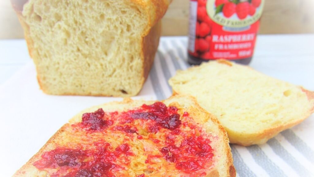kanapka z dżemem i puszysty chleb tostowy na zakwasie