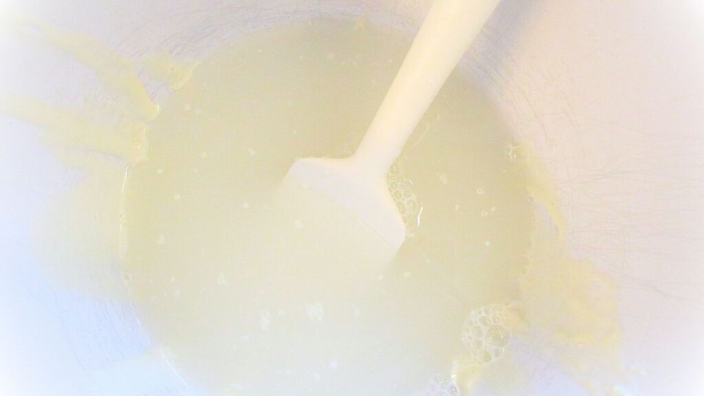 silikonowa szpatułka w misce z wodą i zakwasem