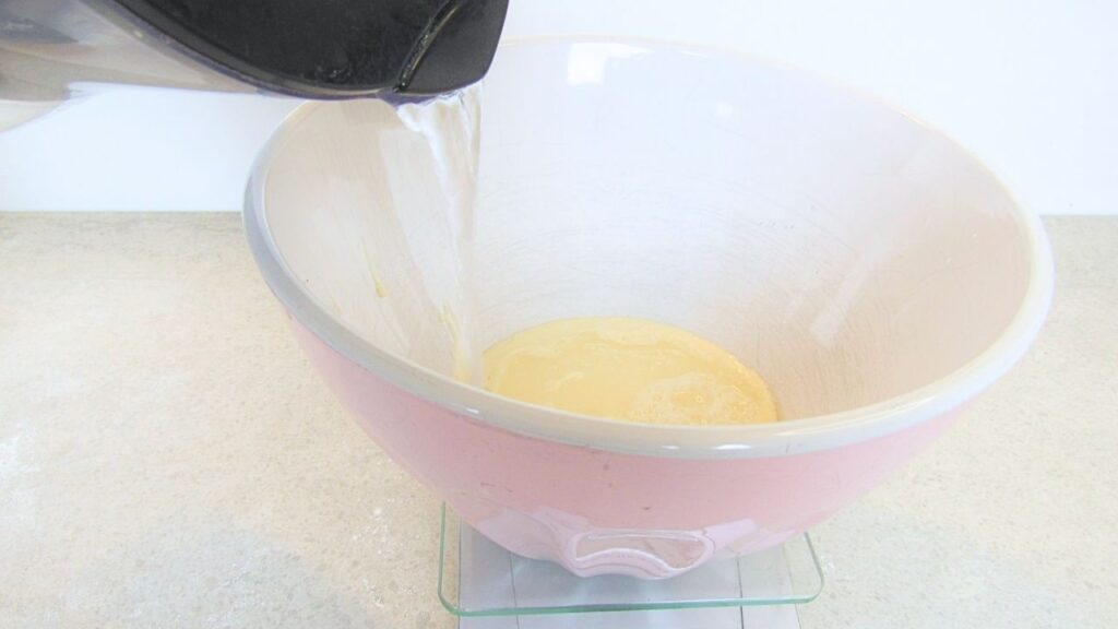 woda wlewana do miski