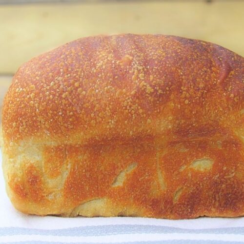 bochenek chleba tostowego na zakwasie