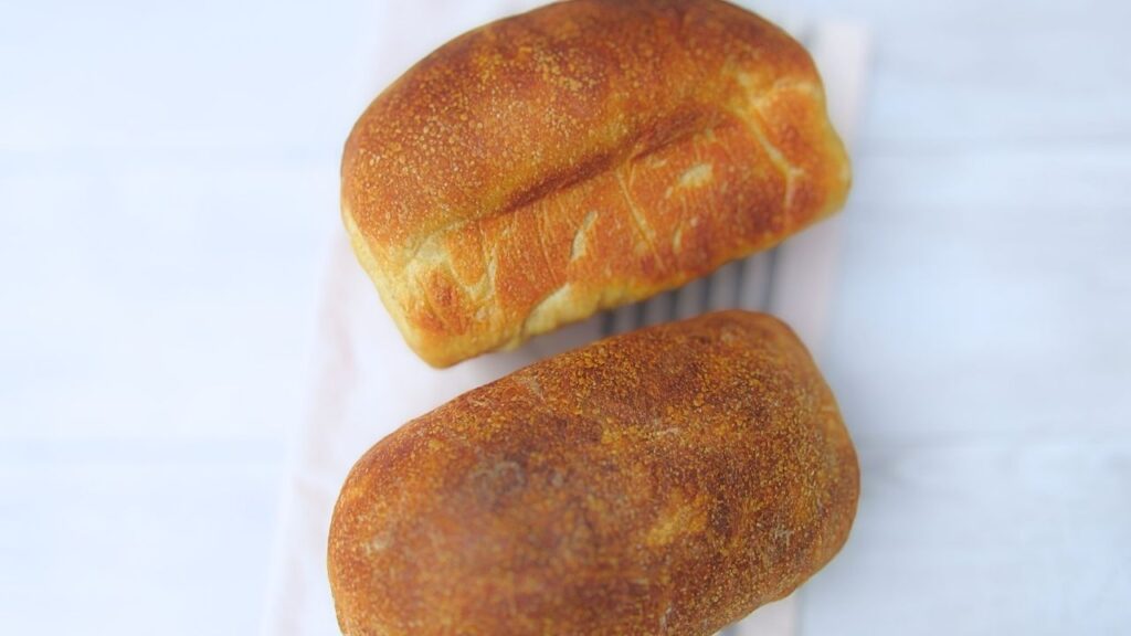 dwa bochenki chleba tostowego na zakwasie
