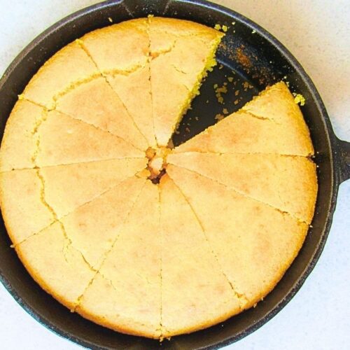 gotowy amerykański chleb kukurydziany na patelni żeliwnej