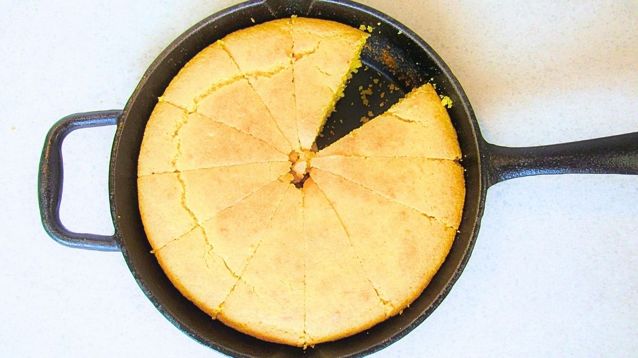 gotowy amerykański chleb kukurydziany na patelni żeliwnej