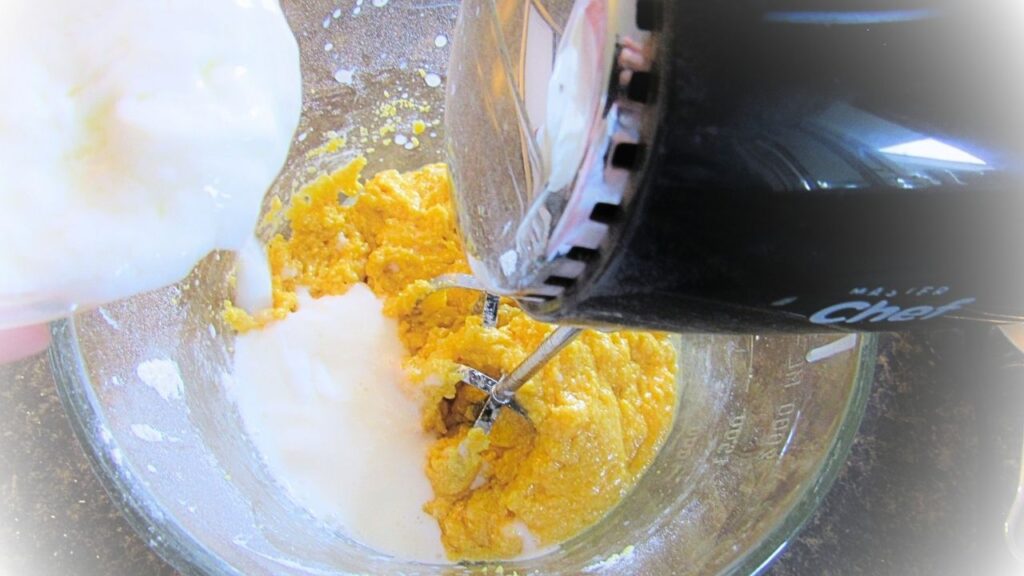 składniki na chleb kukurydziany z mikserem w tle