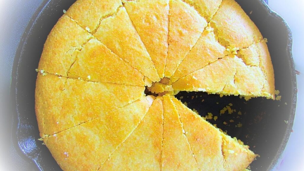 gotowy amerykański chleb kukurydziany na patelni żeliwnej