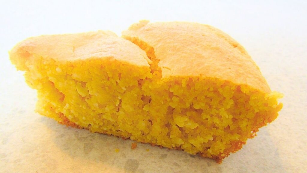 kawałek amerykańskiego chleba kukurydzianego