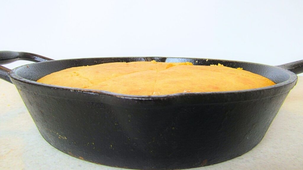 gotowy amerykański chleb kukurydziany na patelni żeliwnej