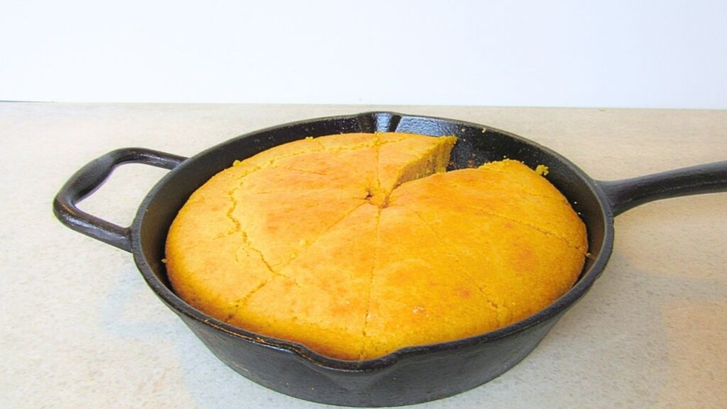 gotowy amerykański chleb kukurydziany na patelni żeliwnej