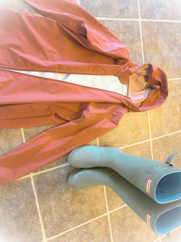 płaszcz wiosenny i buty gumowe Hunter