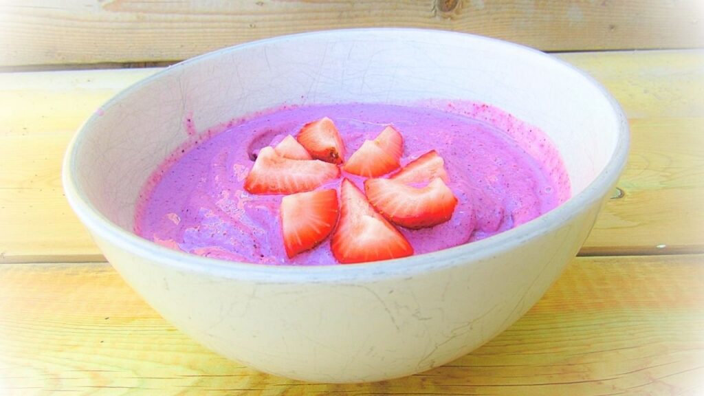 koktajlowa misa z truskawkami i jagodami przyozdobiona truskawkami