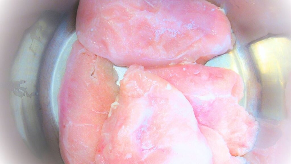 surowy kurczak na patelni