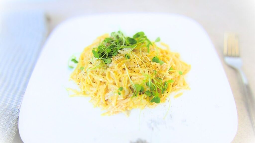 łatwy makaron z kurczakiem w sosie alfredo z zieleniną ozdabiającą