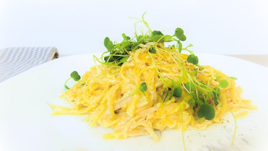 łatwy makaron z kurczakiem w sosie alfredo na talerzu