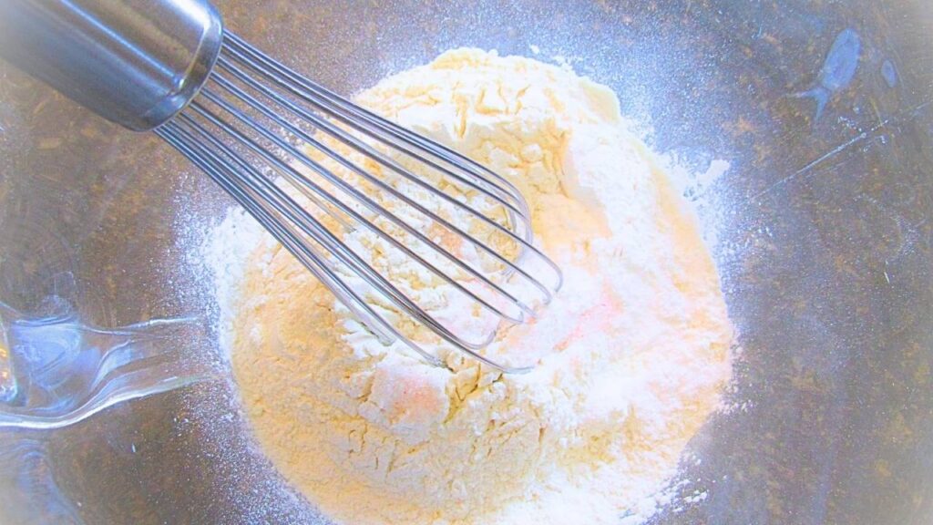 mąka w naczyniu z kołątewką