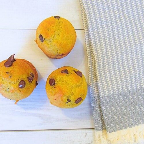 puszyste muffiny z czekoladą i malinami na zakwasie za ściereczką w tle