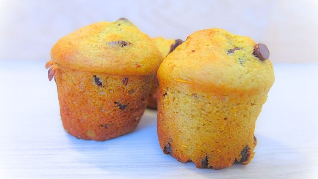 puszyste muffiny z czekoladą i malinami na zakwasie