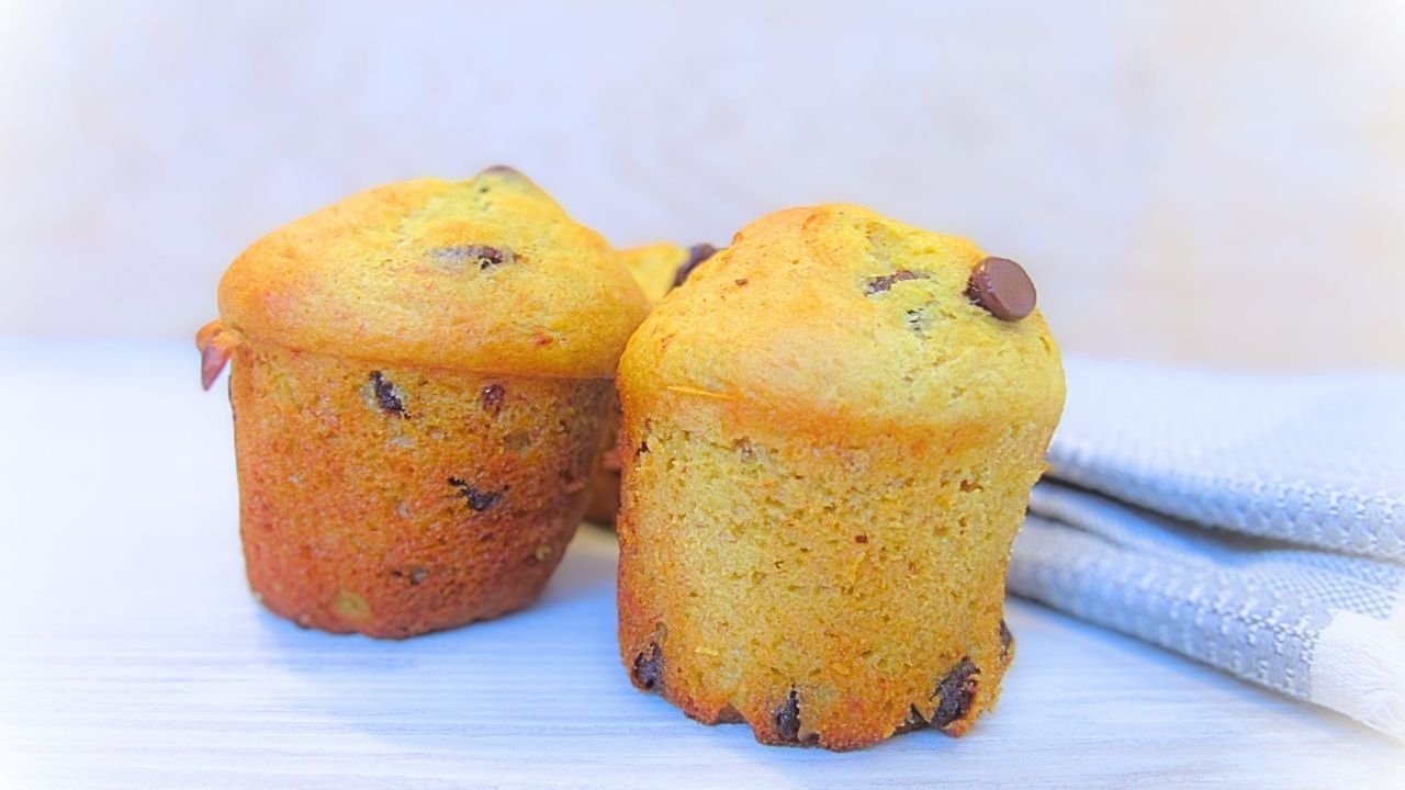 puszyste muffiny z czekoladą i malinami na zakwasie