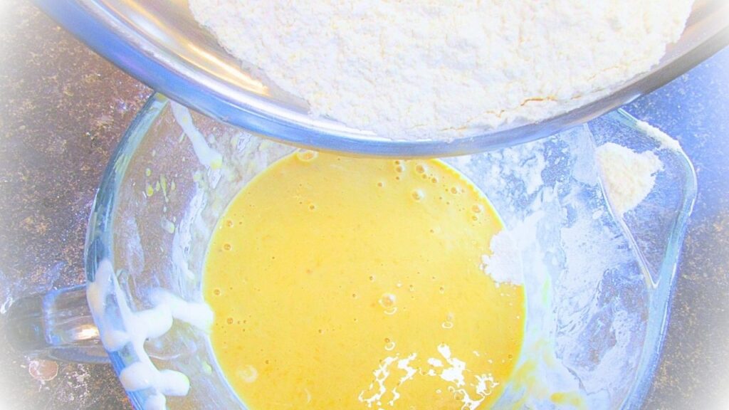 miska z mąką i miska z mokrymi składnikami