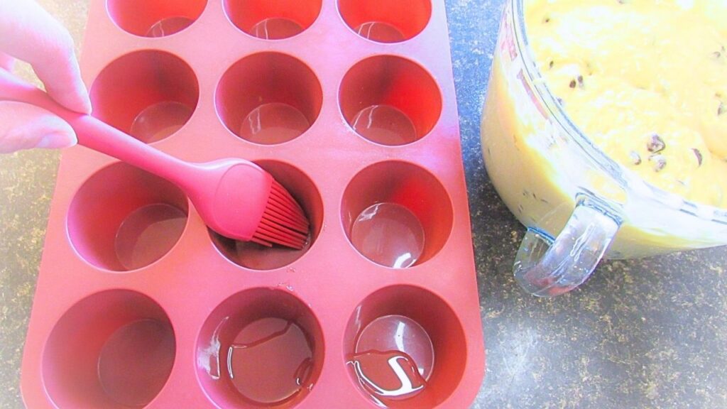 natłuszczam foremkę muffinową używając pędzla silikonowego