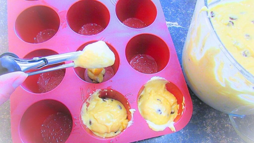 wypełniam foremkę muffinową za pomocą łyżki do ciastek