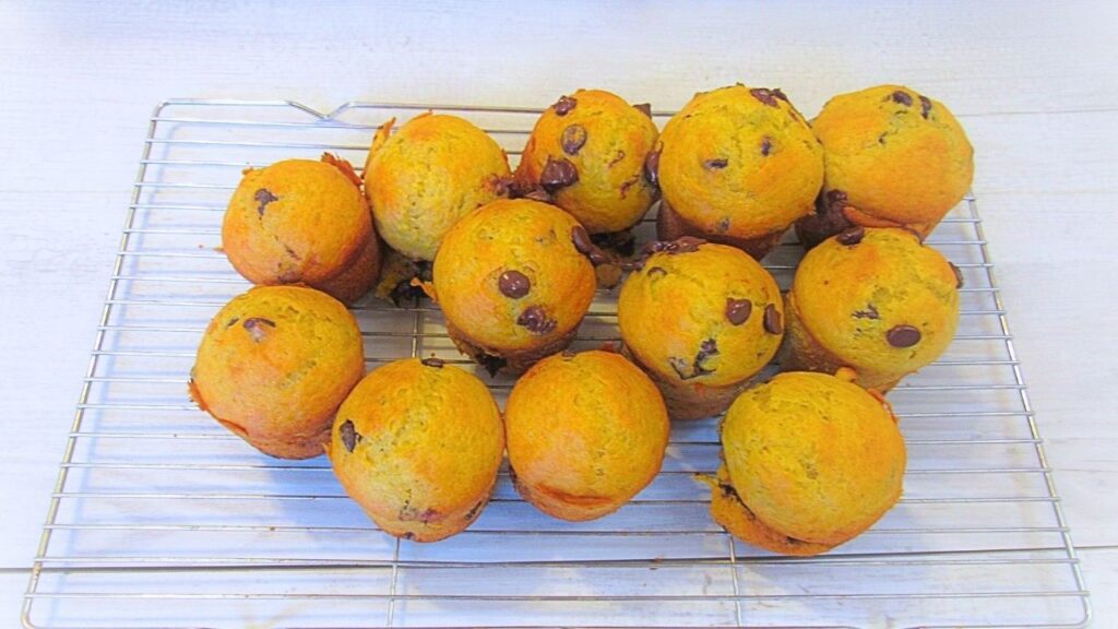 gotowe puszyste muffiny z czekoladą i malinami na zakwasie na kratce do studzenia