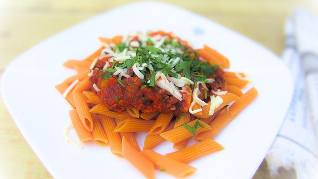 szybki makaron z bekonem w sosie pomidorowym na talerzu