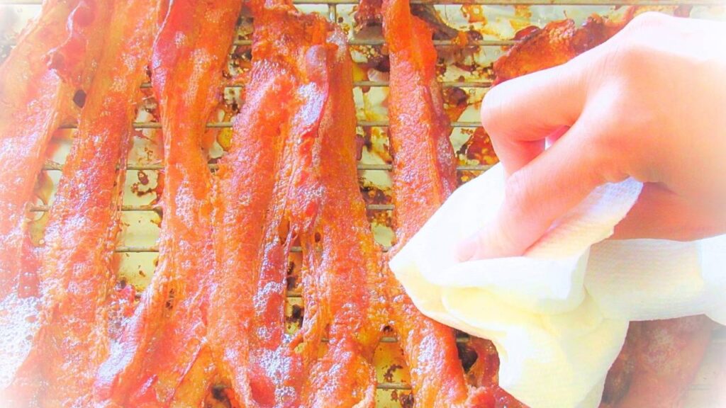 osuszanie bekonu ręczniczkiem kuchennym