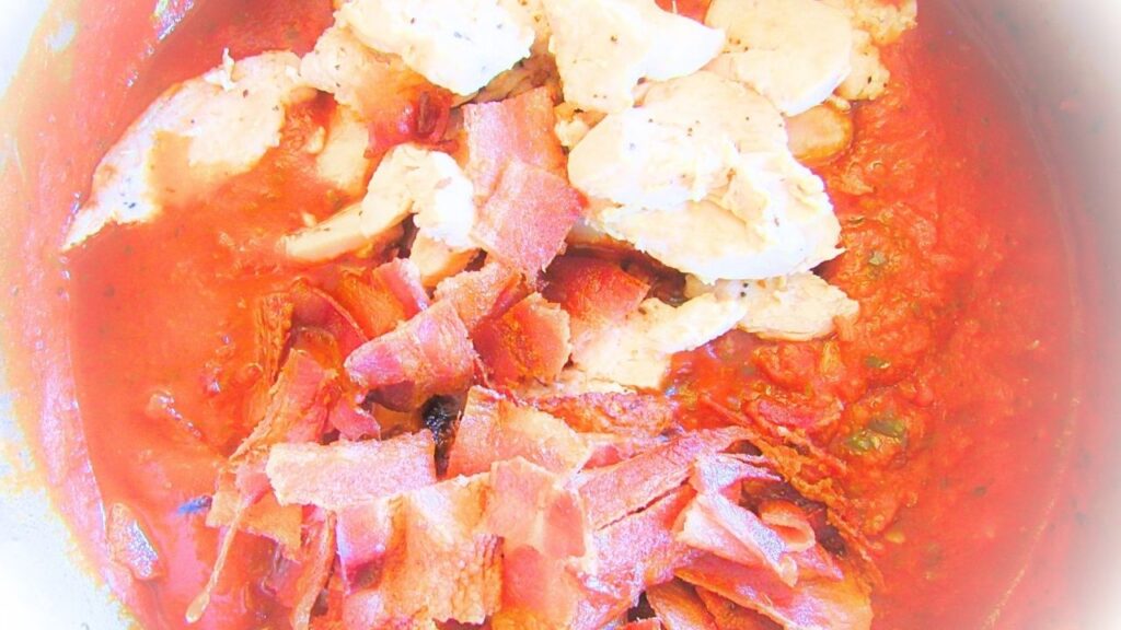 bekon i kurczak w sosie pomidorowym na patelni