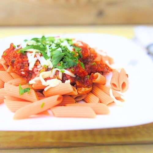 makaron z sosem pomidorowym i bekonem na talerzu