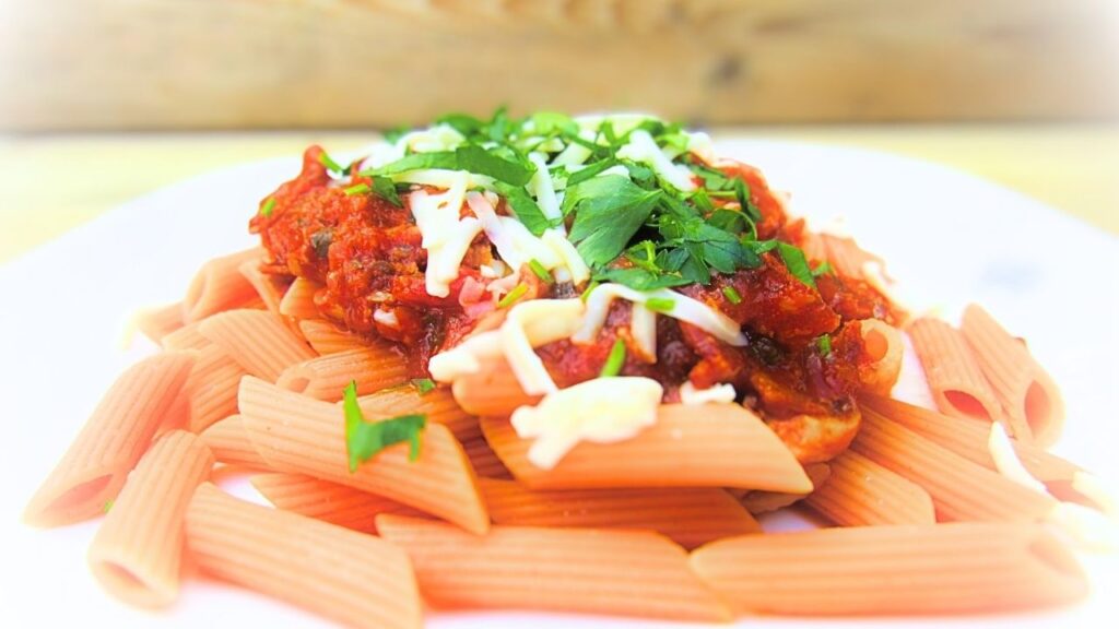 szybki makaron z bekonem na talerzu w zbliżeniu