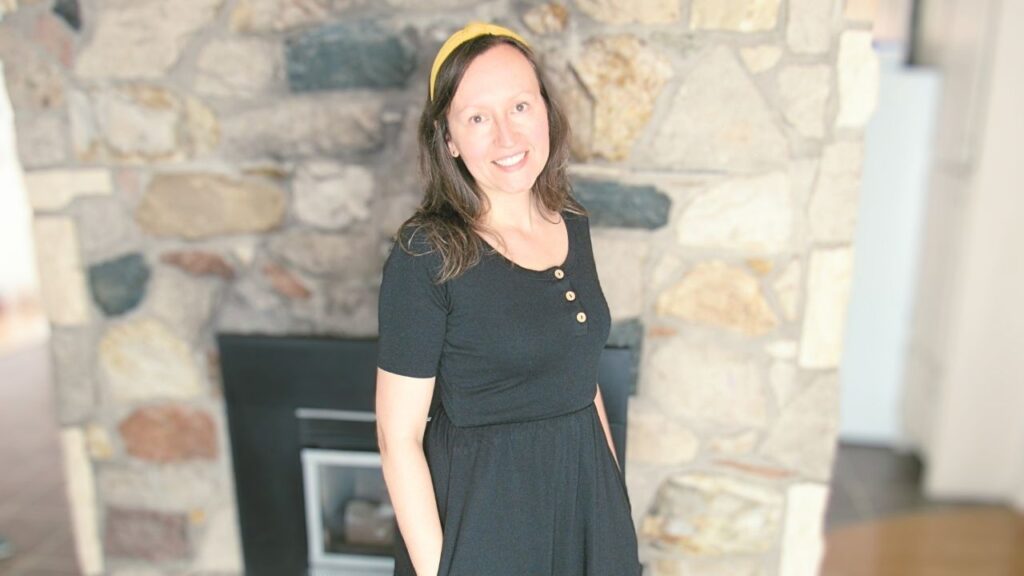 dziewczyna w czarnej sukience z Little and Lively