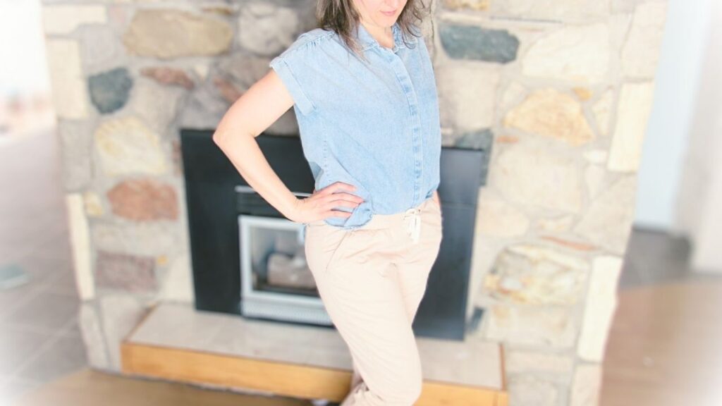 Wiosenne stylizacje w spodniach owsianych z Pact i bluzce dżinsowej z Neuflora