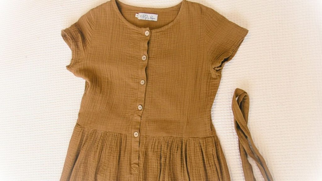 sukienka z gazy w kolorze karmelowym