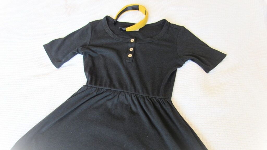 sukienka czarna z Little and Lively z opaską musztardową