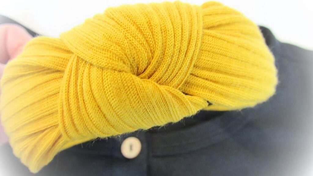 opaska w kolorze musztardy