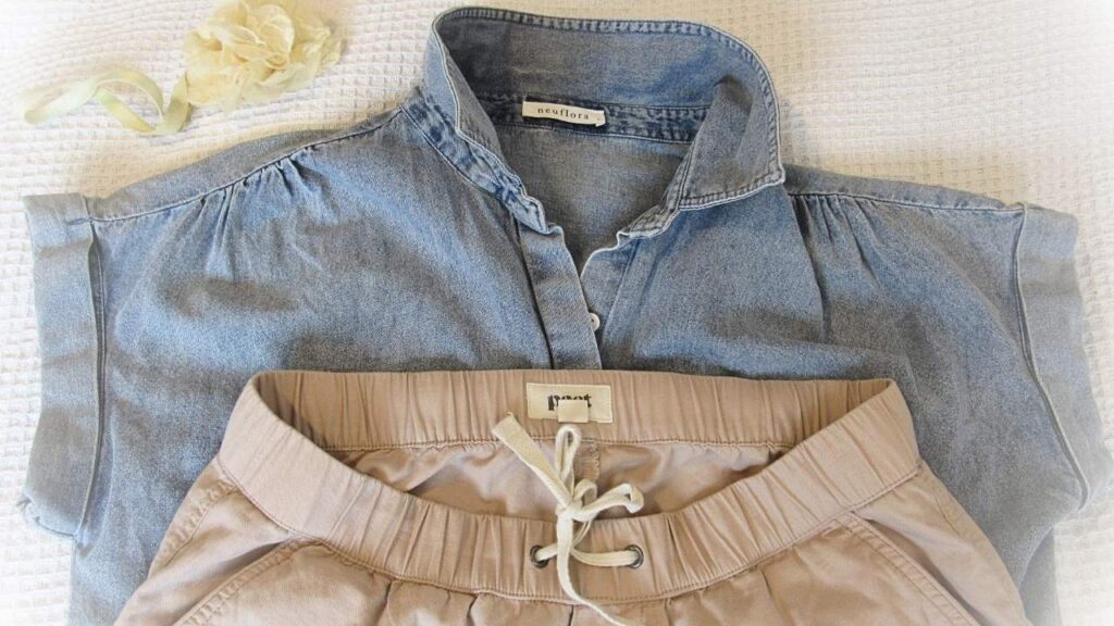 wiosenne stylizacje ze spodniami bawełnianymi Pact, bluzką dżinsową Neuflora i kwiatkiem do włosów